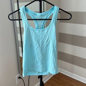 Lululemon sports shirt in size 4 color sky blue!🧊💙🦋